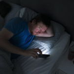 Fica no celular antes de dormir? Entenda como o hábito prejudica seu sono