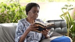 Sonho de ler a Bíblia leva idosa de 91 anos de volta à escola