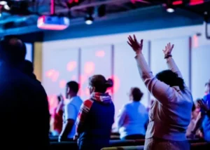 Frequência à igreja está ligada a maior adesão a valores bíblicos, aponta estudo