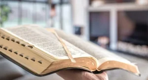 Leitura bíblica cai nos EUA, mas interesse aumenta, mostra estudo
