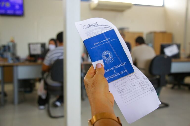 Agências do trabalhador têm vagas com salários de até R$ 8 mil nesta segunda-feira (18)