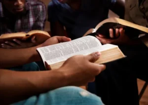 Jovens cristãos estão se envolvendo mais com a Bíblia, revela pesquisa global