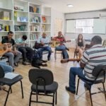 Oficina gratuita promove inclusão social no ensino de música para pessoas com deficiência visual
