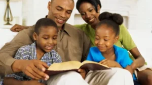 Estudo revela ligação entre práticas religiosas dos pais e frequência à igreja na vida adulta