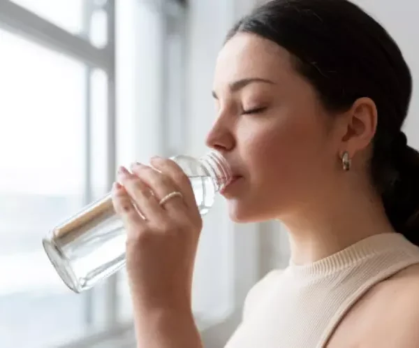 Água morna em jejum ajuda a emagrecer? Nutricionista responde
