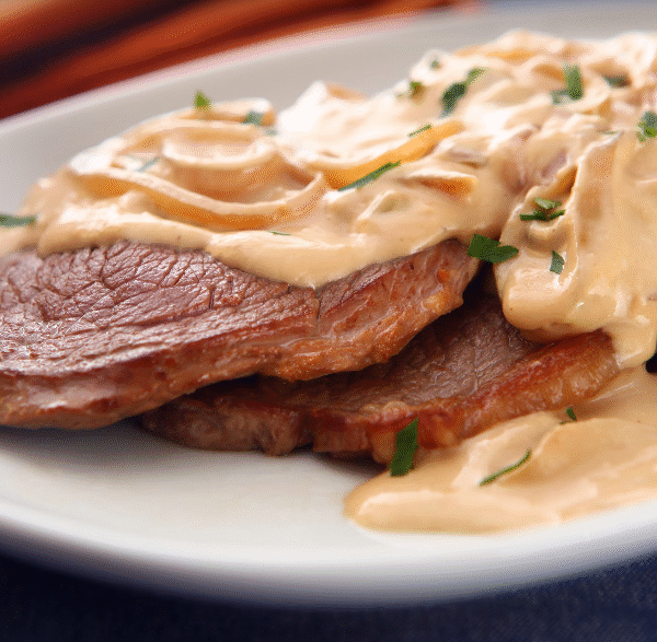 Bife Acebolado com Creme de Batata