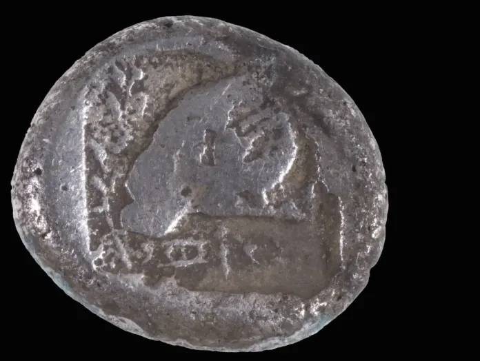 Moeda de 2.500 anos de Chipre encontrada em praia de Israel oferece pistas sobre a história da época bíblica