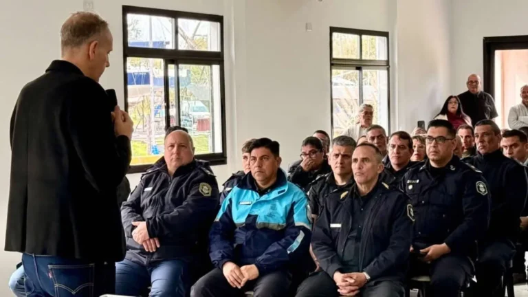 Forças de segurança de Berisso recebem apoio espiritual em evento oficial
