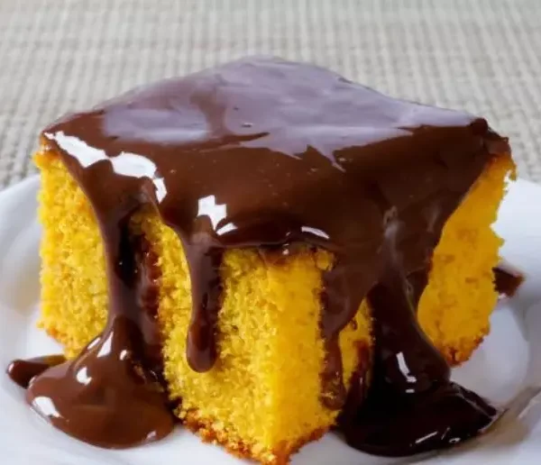 Bolo de Cenoura com Calda de Chocolate