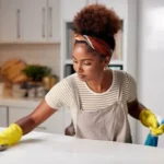 Você limpa a cozinha antes de dormir? Na psicologia, esse hábito sugere muito mais do que um simples desejo de limpeza.